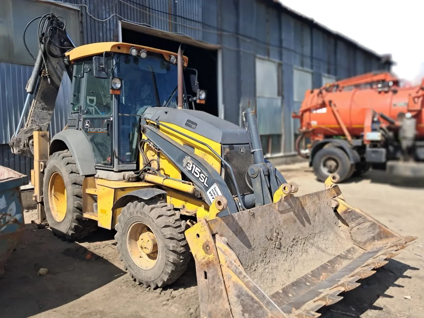 Экскаватор-погрузчик — John Deere 315SL